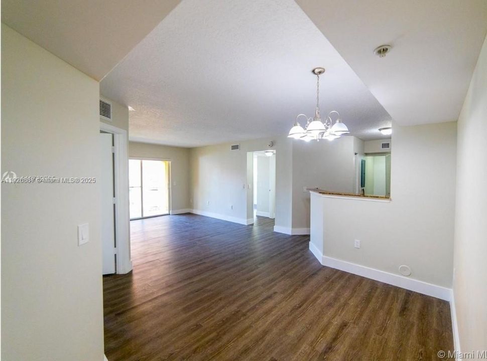 For Rent: $2,050 (2 beds, 2 baths, 892 Square Feet)