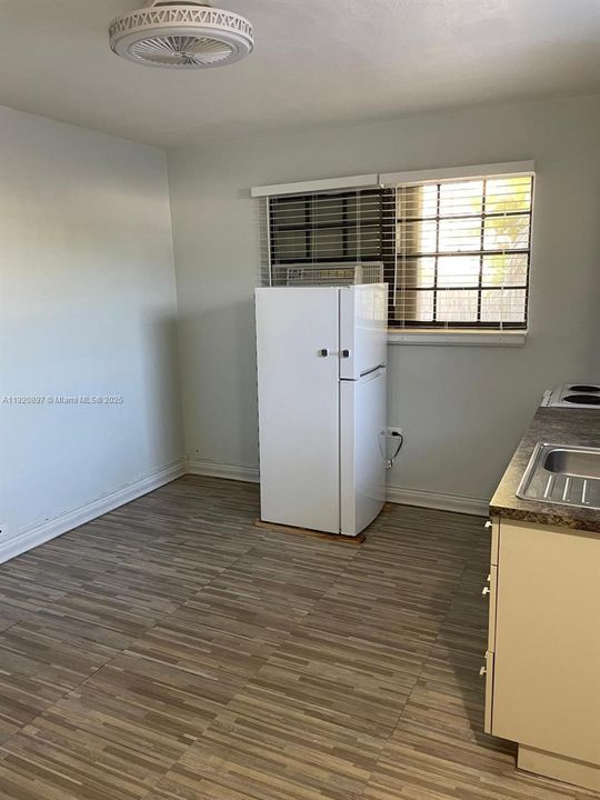 For Rent: $1,100 (0 beds, 1 baths, 1965 Square Feet)