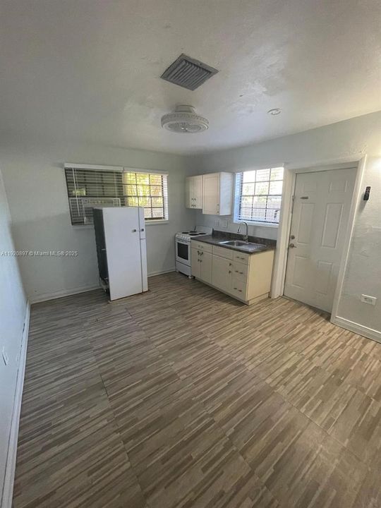 For Rent: $1,100 (0 beds, 1 baths, 1965 Square Feet)