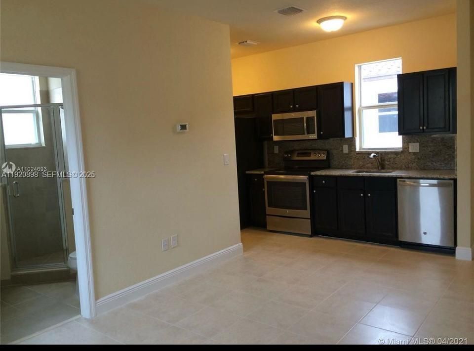 For Rent: $1,550 (1 beds, 1 baths, 2312 Square Feet)