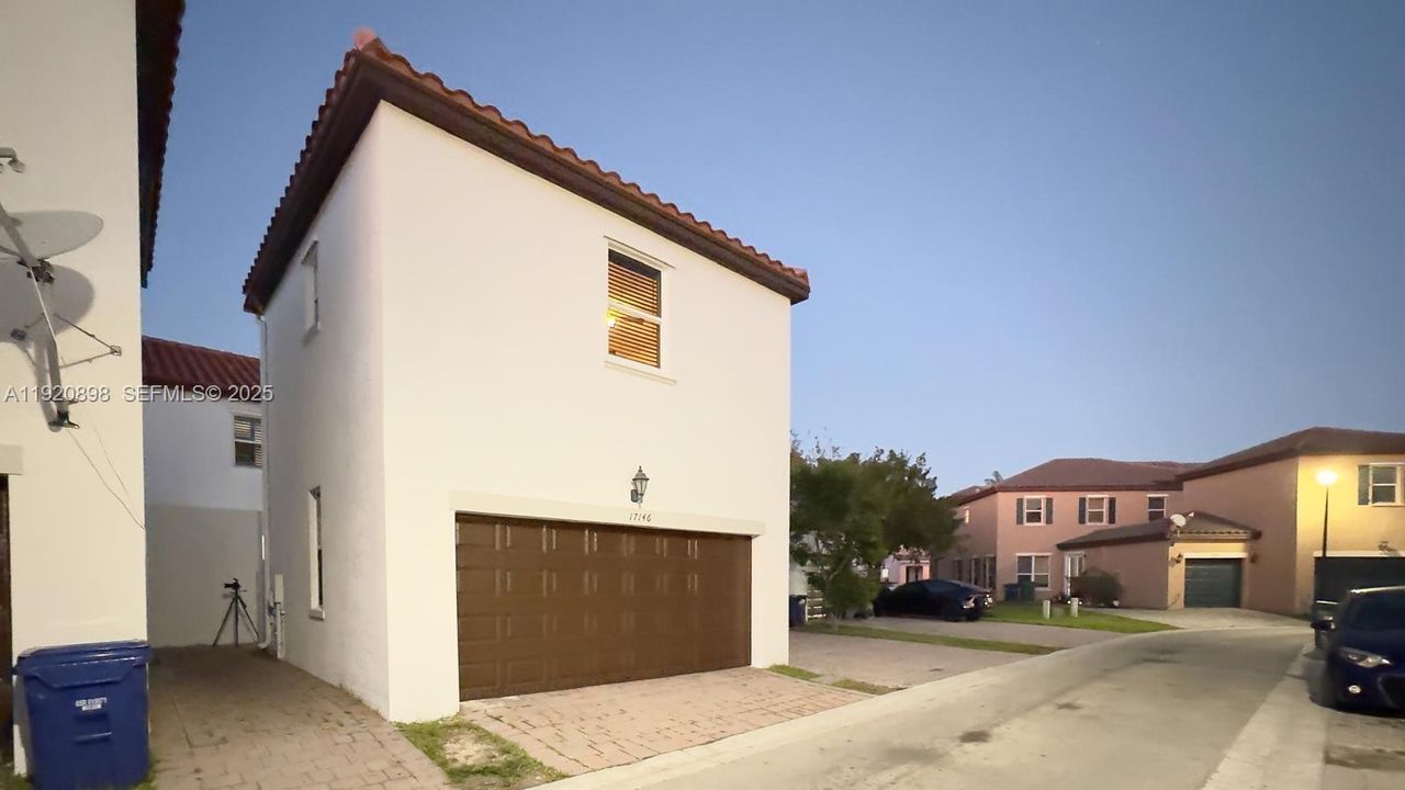 For Rent: $1,550 (1 beds, 1 baths, 2312 Square Feet)