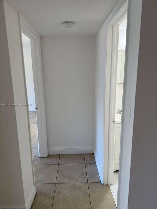 For Rent: $1,800 (1 beds, 1 baths, 989 Square Feet)