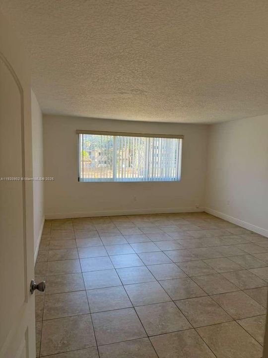 For Rent: $1,800 (1 beds, 1 baths, 989 Square Feet)