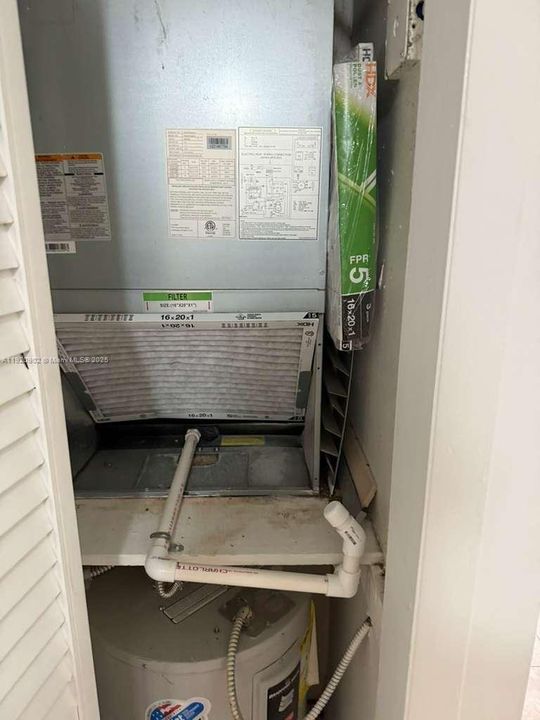 For Rent: $1,800 (1 beds, 1 baths, 989 Square Feet)