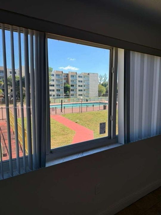 For Rent: $1,800 (1 beds, 1 baths, 989 Square Feet)