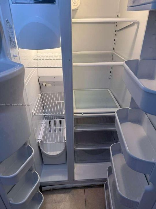 For Rent: $1,800 (1 beds, 1 baths, 989 Square Feet)