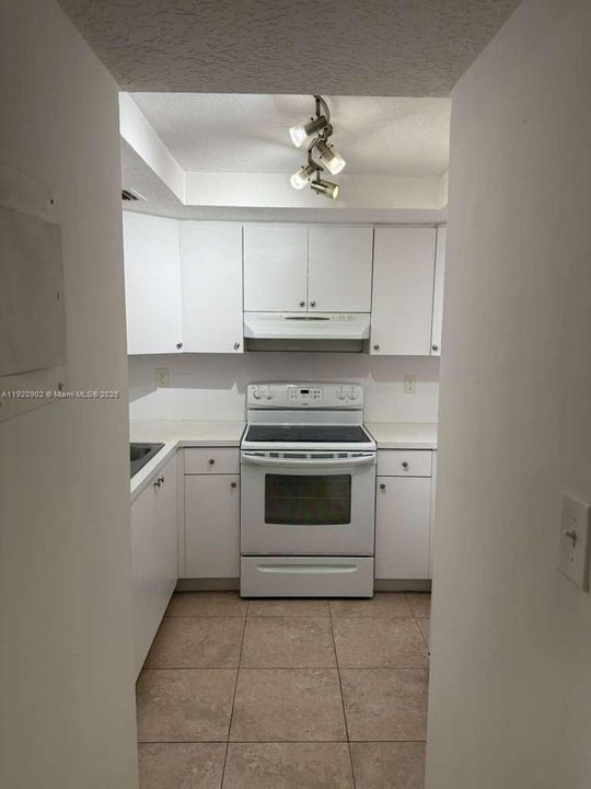 For Rent: $1,800 (1 beds, 1 baths, 989 Square Feet)