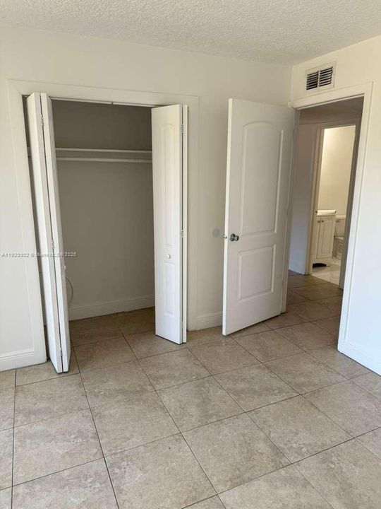 For Rent: $1,800 (1 beds, 1 baths, 989 Square Feet)