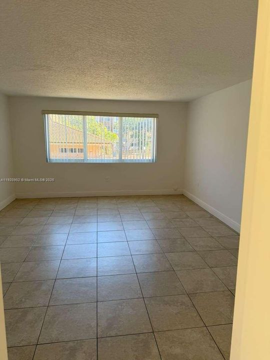 For Rent: $1,800 (1 beds, 1 baths, 989 Square Feet)