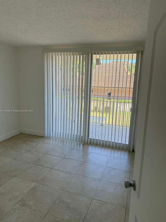 For Rent: $1,800 (1 beds, 1 baths, 989 Square Feet)