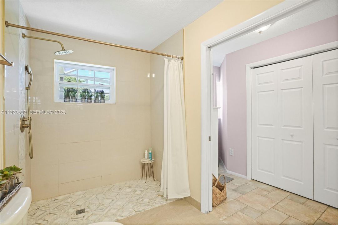 For Sale: $280,000 (2 beds, 1 baths, 1012 Square Feet)