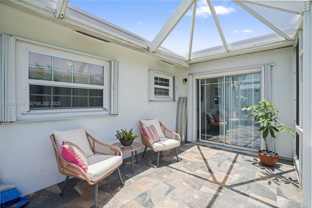 For Sale: $280,000 (2 beds, 1 baths, 1012 Square Feet)