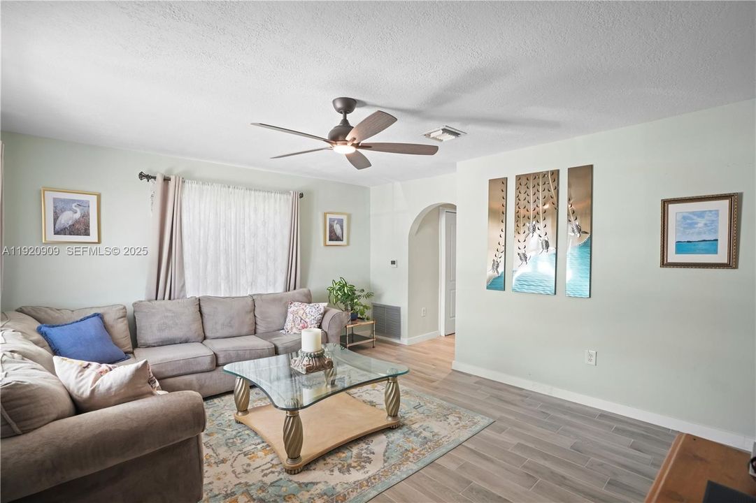 For Sale: $280,000 (2 beds, 1 baths, 1012 Square Feet)