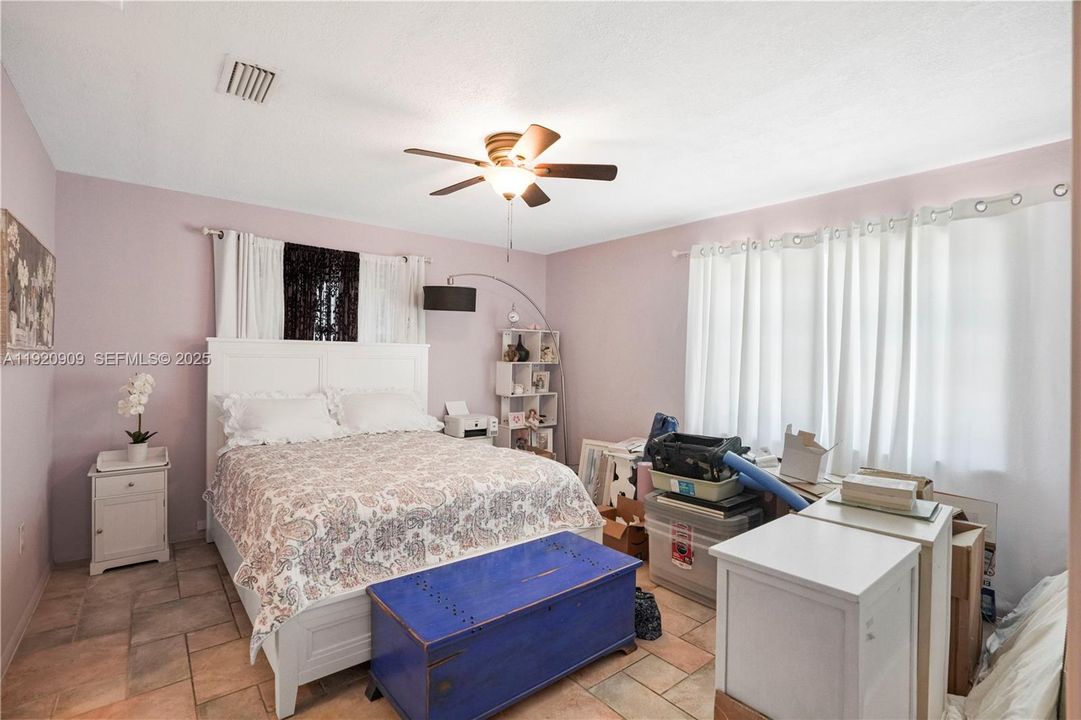 For Sale: $280,000 (2 beds, 1 baths, 1012 Square Feet)