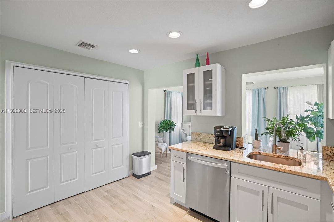 For Sale: $280,000 (2 beds, 1 baths, 1012 Square Feet)