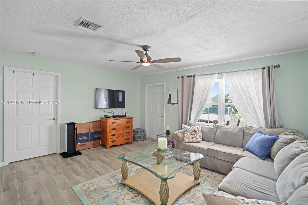 For Sale: $280,000 (2 beds, 1 baths, 1012 Square Feet)