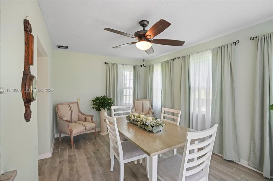 For Sale: $280,000 (2 beds, 1 baths, 1012 Square Feet)