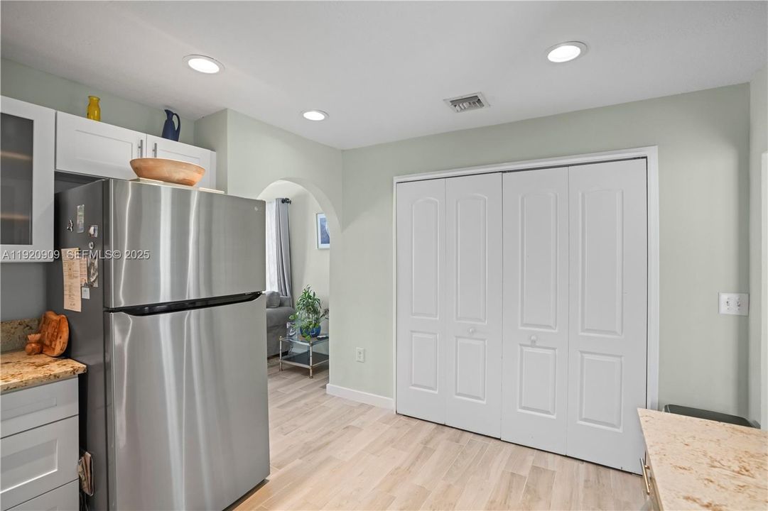 For Sale: $280,000 (2 beds, 1 baths, 1012 Square Feet)