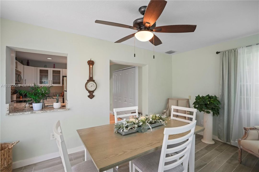 For Sale: $280,000 (2 beds, 1 baths, 1012 Square Feet)