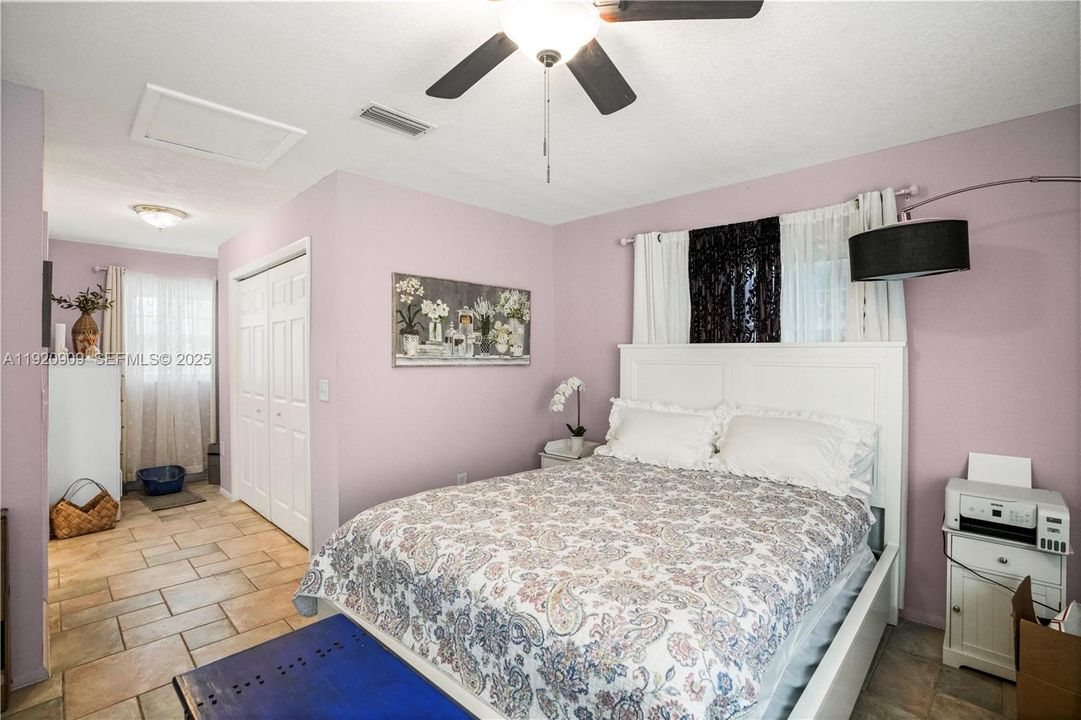 For Sale: $280,000 (2 beds, 1 baths, 1012 Square Feet)