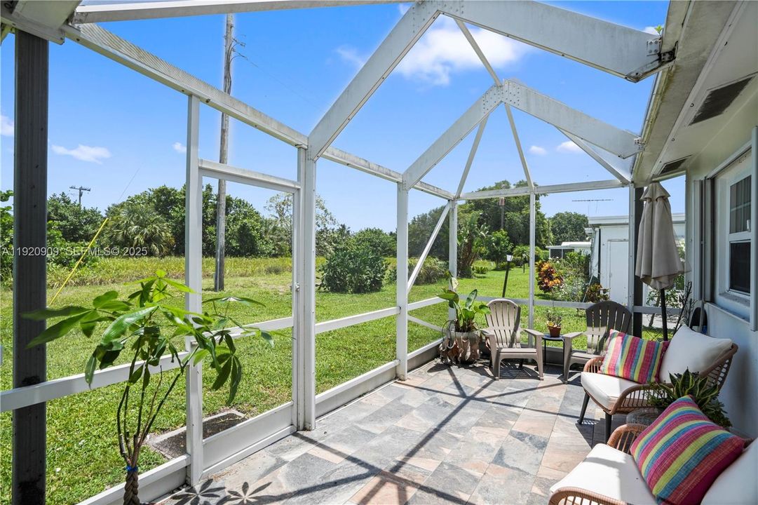 For Sale: $280,000 (2 beds, 1 baths, 1012 Square Feet)