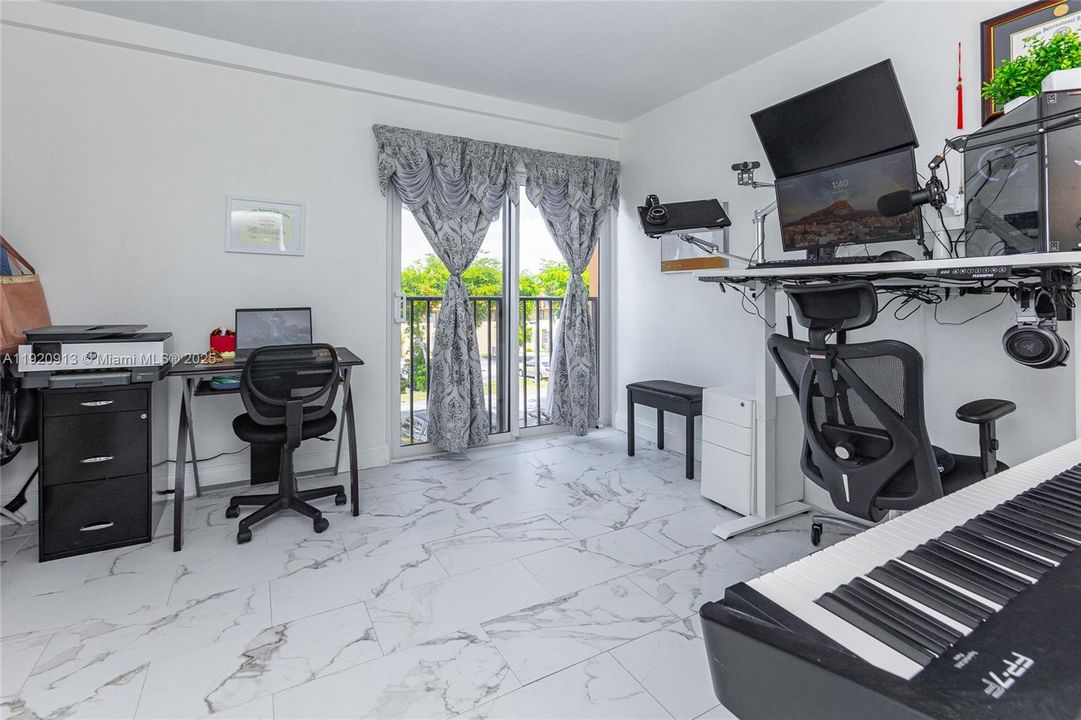 For Rent: $2,350 (2 beds, 2 baths, 1113 Square Feet)