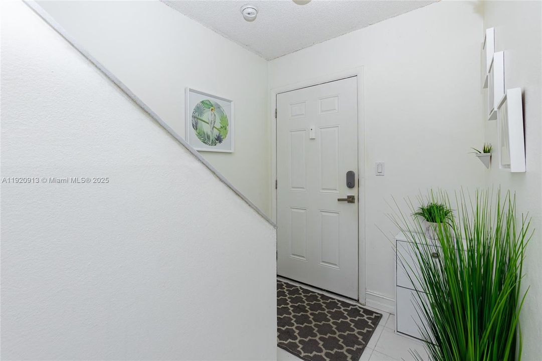 For Rent: $2,350 (2 beds, 2 baths, 1113 Square Feet)