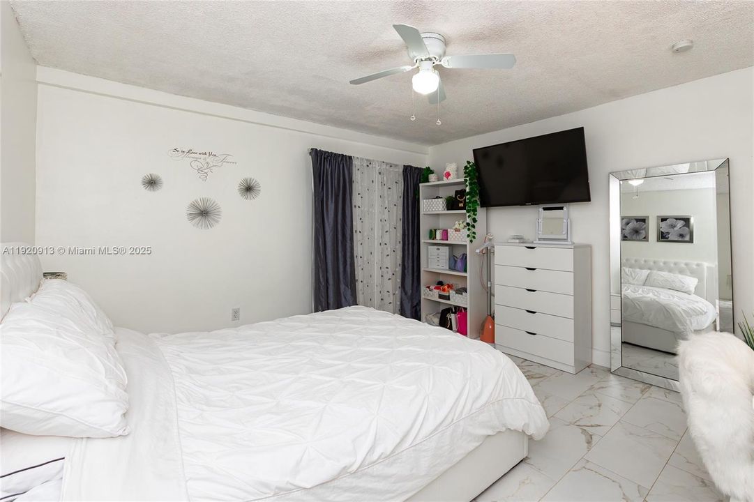 For Rent: $2,350 (2 beds, 2 baths, 1113 Square Feet)
