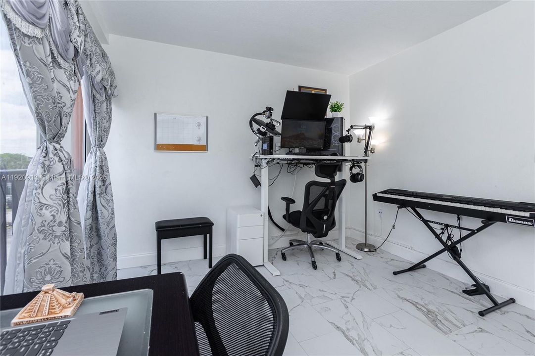 For Rent: $2,350 (2 beds, 2 baths, 1113 Square Feet)