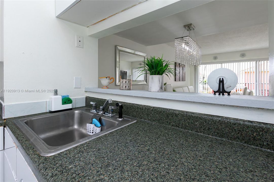 For Rent: $2,350 (2 beds, 2 baths, 1113 Square Feet)