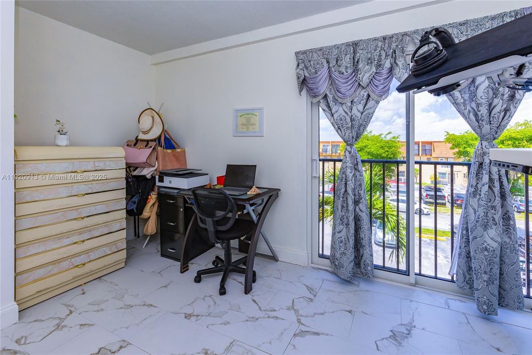 For Rent: $2,350 (2 beds, 2 baths, 1113 Square Feet)