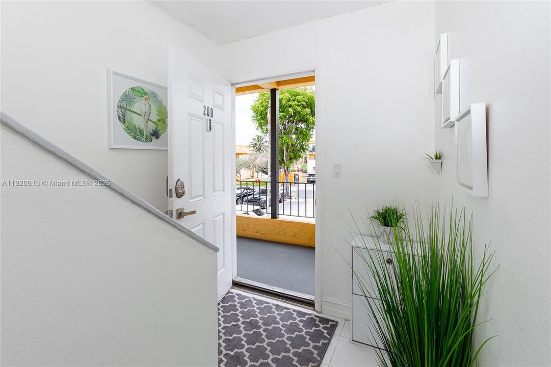 For Rent: $2,350 (2 beds, 2 baths, 1113 Square Feet)