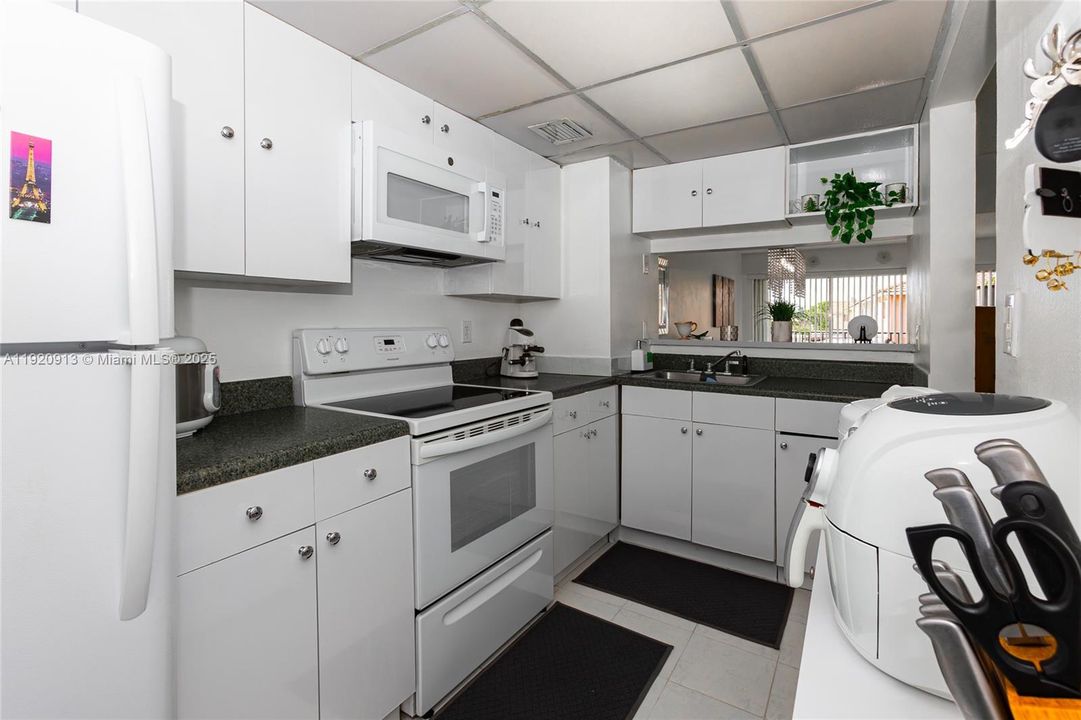 For Rent: $2,350 (2 beds, 2 baths, 1113 Square Feet)