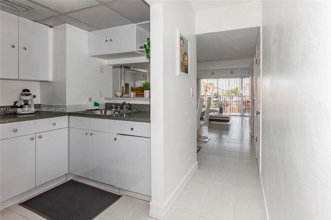 For Rent: $2,350 (2 beds, 2 baths, 1113 Square Feet)