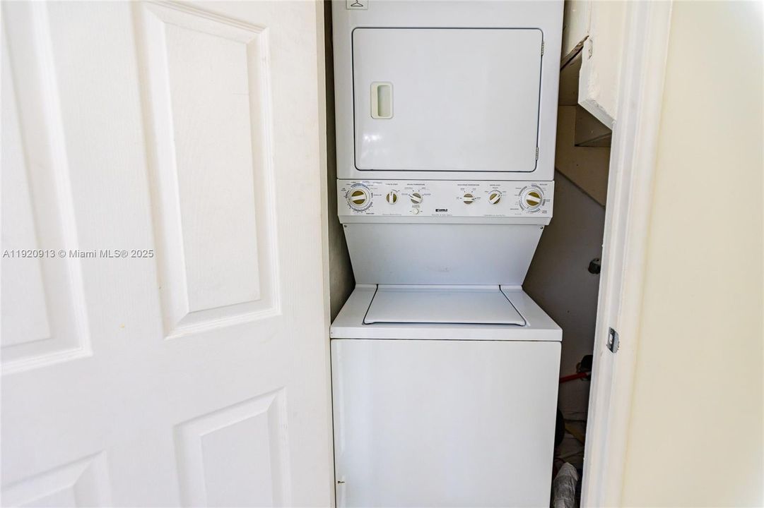 For Rent: $2,350 (2 beds, 2 baths, 1113 Square Feet)