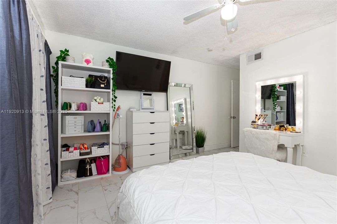 For Rent: $2,350 (2 beds, 2 baths, 1113 Square Feet)