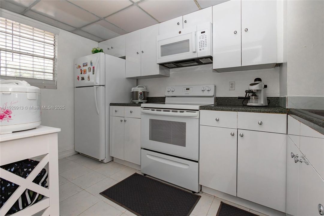 For Rent: $2,350 (2 beds, 2 baths, 1113 Square Feet)
