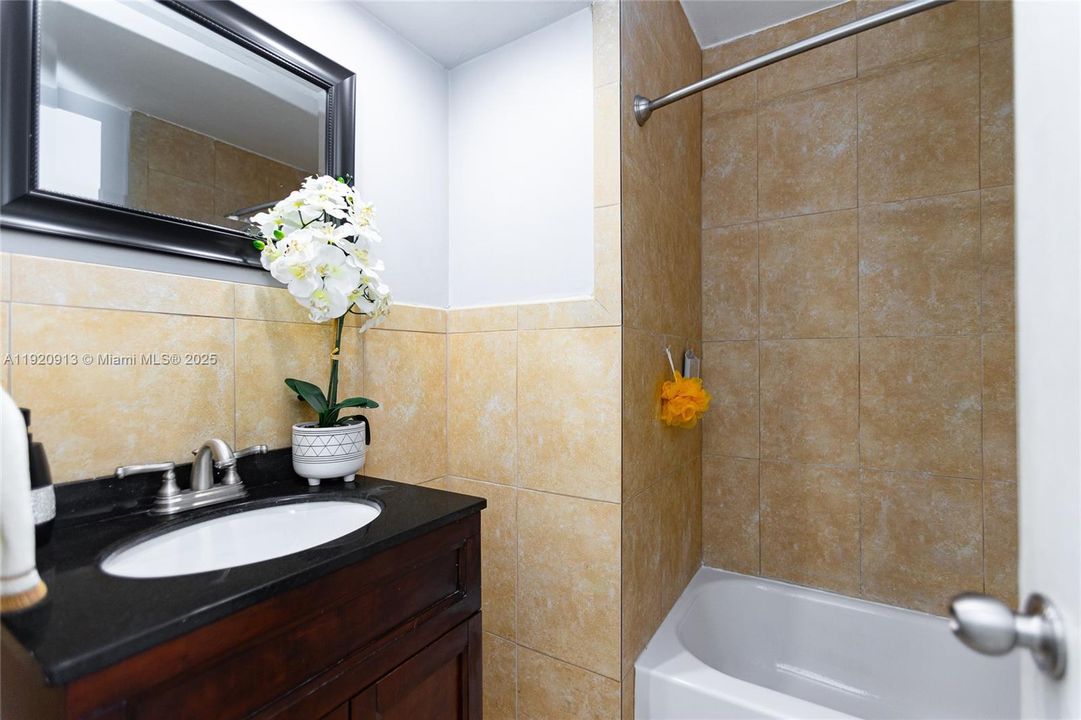 For Rent: $2,350 (2 beds, 2 baths, 1113 Square Feet)