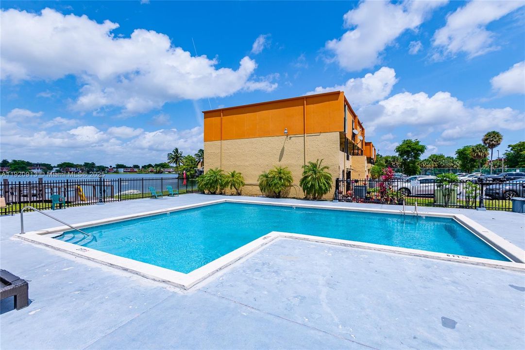 For Rent: $2,350 (2 beds, 2 baths, 1113 Square Feet)