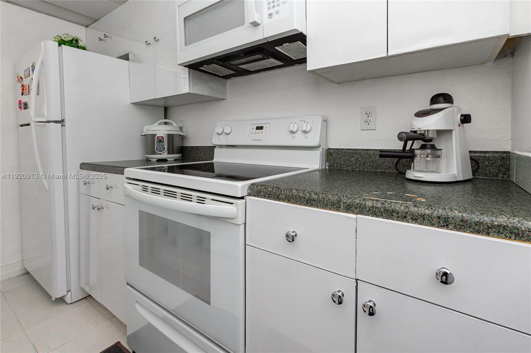 For Rent: $2,350 (2 beds, 2 baths, 1113 Square Feet)