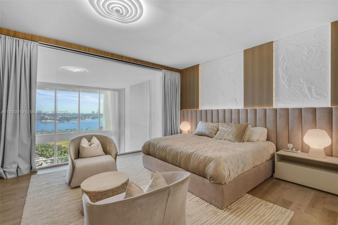 合同活跃: $15,000 (2 贝兹, 2 浴室, 1794 平方英尺)