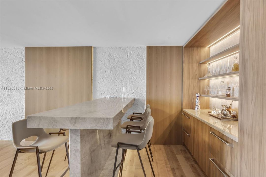 合同活跃: $15,000 (2 贝兹, 2 浴室, 1794 平方英尺)