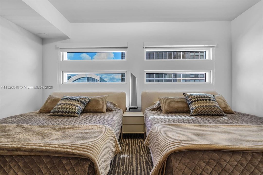 合同活跃: $15,000 (2 贝兹, 2 浴室, 1794 平方英尺)