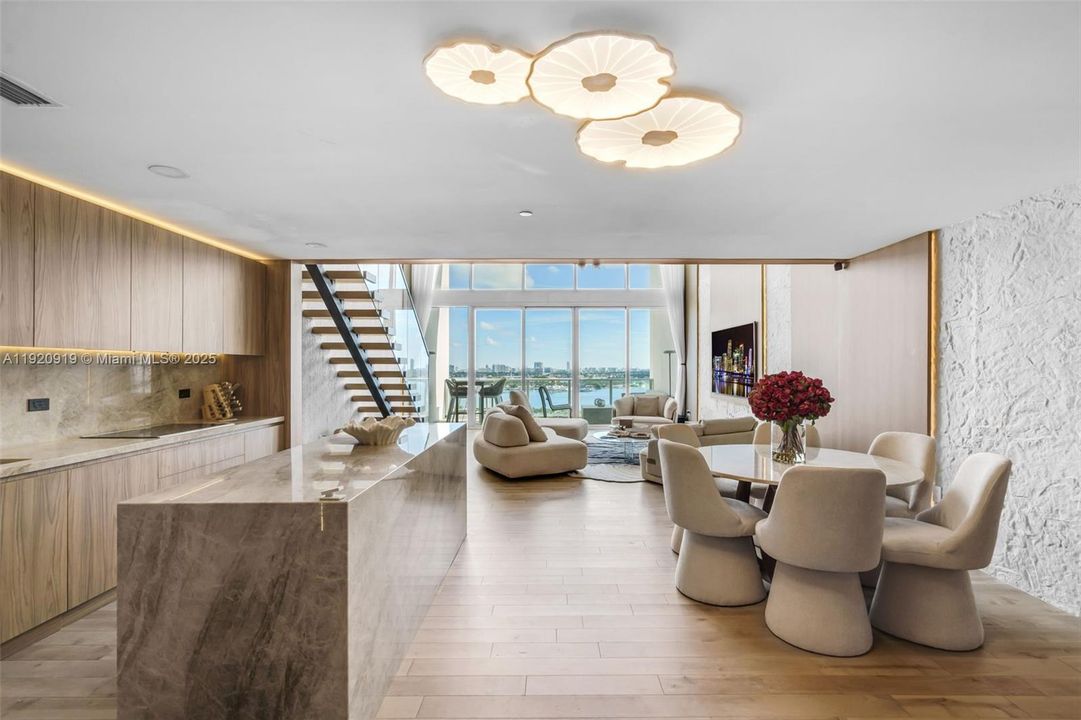 合同活跃: $15,000 (2 贝兹, 2 浴室, 1794 平方英尺)