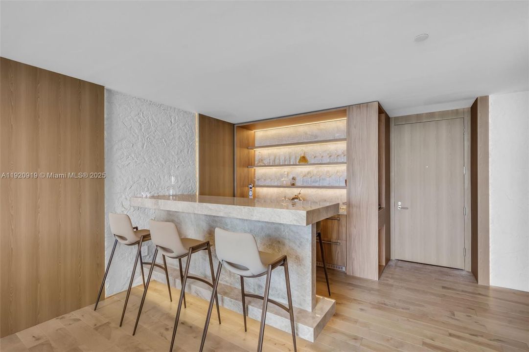 合同活跃: $15,000 (2 贝兹, 2 浴室, 1794 平方英尺)