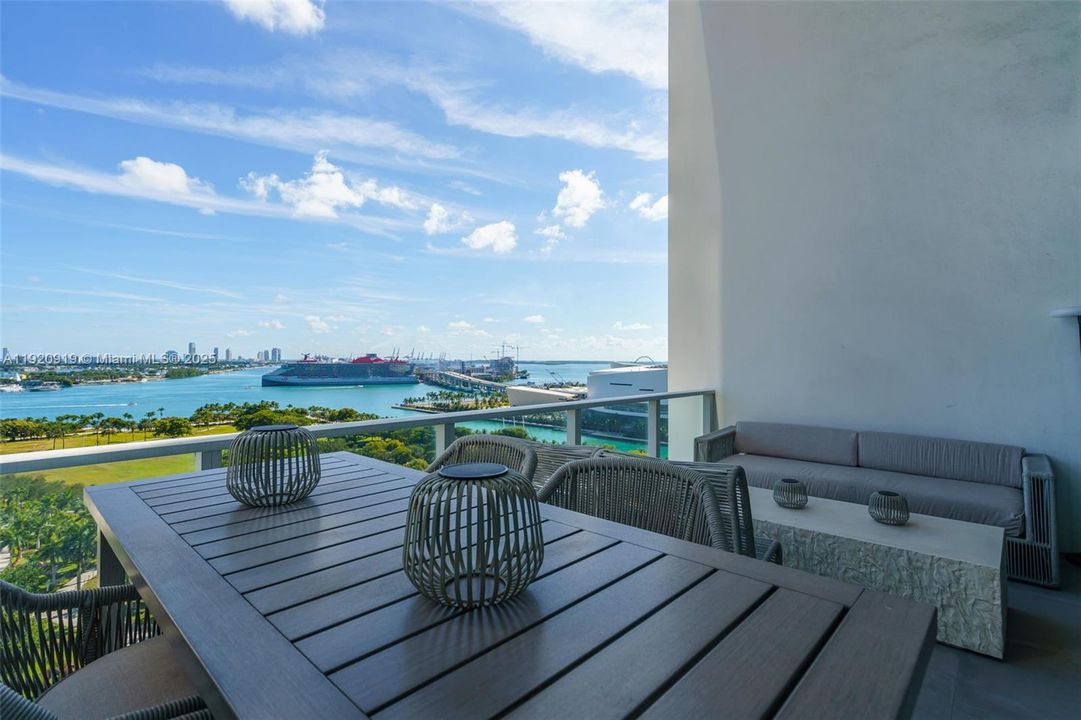 合同活跃: $15,000 (2 贝兹, 2 浴室, 1794 平方英尺)