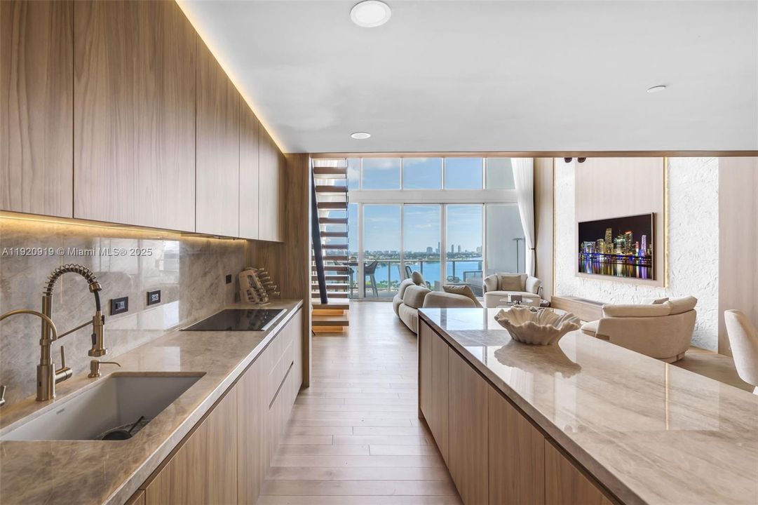 合同活跃: $15,000 (2 贝兹, 2 浴室, 1794 平方英尺)