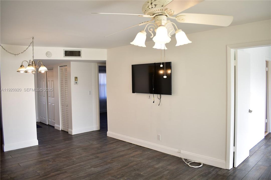 For Sale: $128,000 (2 beds, 2 baths, 850 Square Feet)