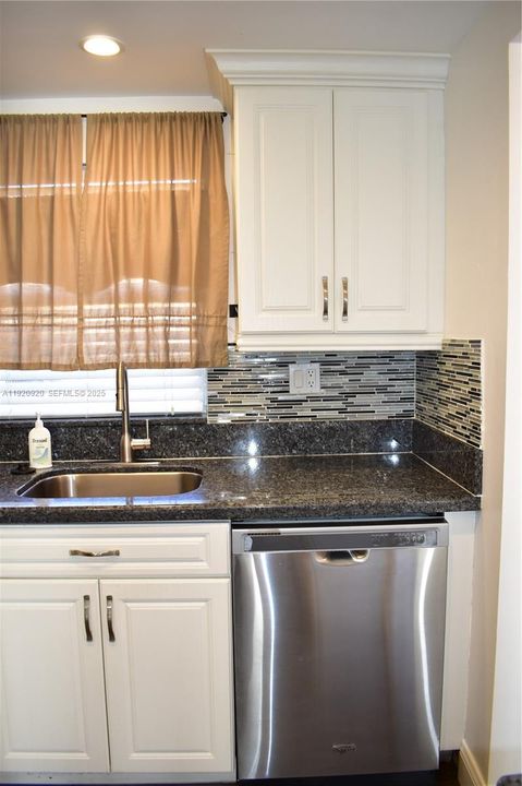 For Sale: $128,000 (2 beds, 2 baths, 850 Square Feet)