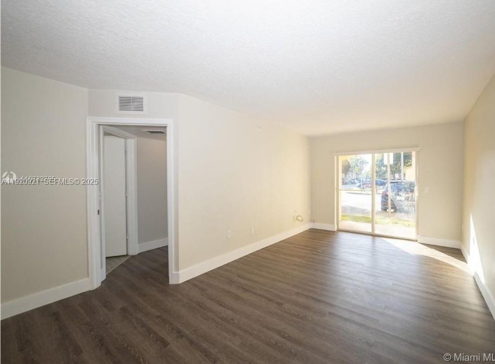 На продажу: $210,000 (2 спален, 2 ванн, 892 Квадратных фут)